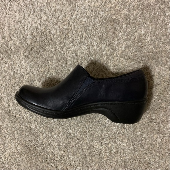 Clark’s navy slip resistant slip-ons, size 6.5. - Picture 8 of 11